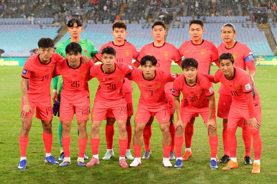 五大联赛直播-国足战喀麦隆或变阵3中卫！训练曝光防线首发：朱辰杰+4位U23红星